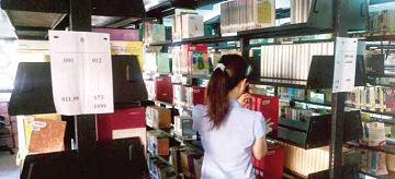 彰化縣立圖書館閉架書庫擁有7 萬冊書報雜誌。