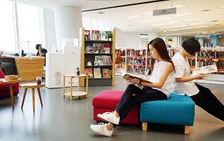 香港大學資訊管理系黃樂怡對於國立公共資訊圖書館與家具廠商合作設置閱讀角，感到讚嘆。（黃樂怡提供）