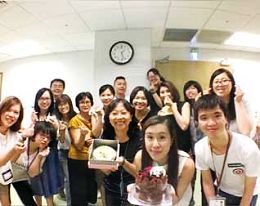 香港大學資訊管理系學生與國立公共資訊圖書館館員合影。（黃樂怡、楊慧雯、鍾嘉敏、黃禮賢提供）