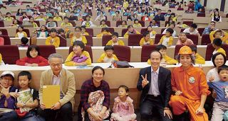 2016 臺灣閱讀節水保局演出會後與國立公共資訊圖書館館長劉仲成( 右四) 以及觀眾合影。