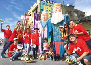 2016 年「福神弄龜」 頭城老街文化創意活動。（頭城鎮立圖書館提供）