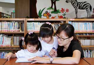 媽媽陪伴孩子們於頭城鎮立圖書館享受共讀時光。