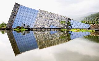 蘭陽博物館採單面山的幾何造型與自然大地融合。