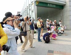 民眾參與攝影講座外拍活動。（臺北市立圖書館松山分館提供）