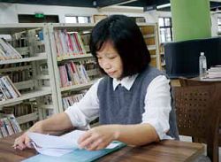 負責活動規劃辦理的王純美在圖書館工作20 年，從一開始的生手館員晉身為資深館員。
