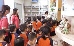 老師帶領學生來參觀改造為典範館的臺中市立圖書館大安分館。