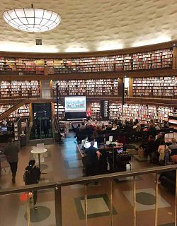 斯德哥爾摩公共圖書館設計成圓弧形的開放式書架。