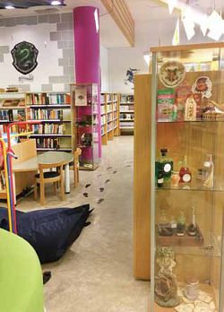 阿爾伯里加公共圖書館以哈利波特為主題布置的兒童閱讀區，眼前所見的全部是館員的巧手所製。