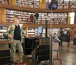 斯德哥爾摩公共圖書館參考諮詢服務所使用的抽號機。