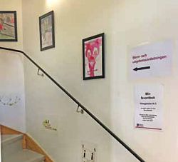 西格圖納公共圖書館通往二樓的樓梯展示著社區兒童的創作。