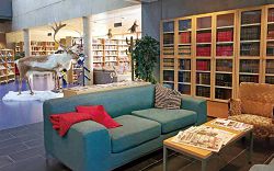 尼黑馬公共圖書館內部閱覽空間顯現地方特色。