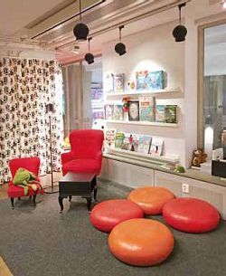 司徒雷公共圖書館在有限的空間內仍可提供親子閱覽空間，從小培養美感及閱讀習慣。