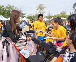 參訪學生參加「閱讀拍賣」集點活動。