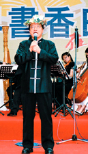 台中市市長胡志強於活動中吟唱人間四月天 