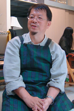 古琴製作演奏家程惠德先生進駐草山藝術家工作小屋，親切的為訪客解說古琴的歷史和製作過程。