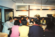 啟聰學校讀書會帶著好奇求知的心情聆聽阿亮解說作品展覽，而阿亮的作品樹枝長壼被紐約大都會博物館典藏。