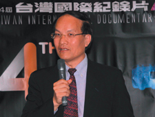 文建會主委陳其南主持雙年展台灣獎入圍影片記者會，表示未來文建會將推動台灣國際紀錄片雙年展，成為亞洲重要藝術活動。