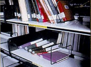 書架底層或一側的空置皆易造成書架重心的不穩。