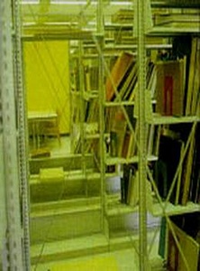 書架中的交叉斜撐。