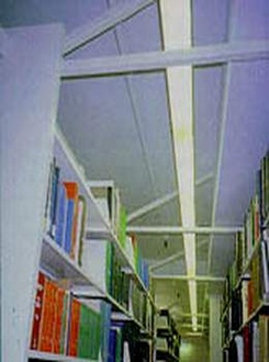 書架的橫向拉捍可用斜捍固定在牆上以增其穩定性。