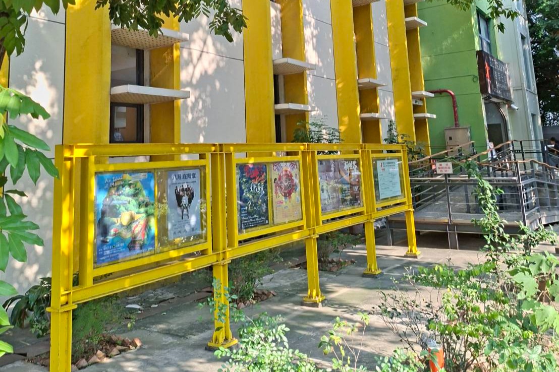 門口一側小花園