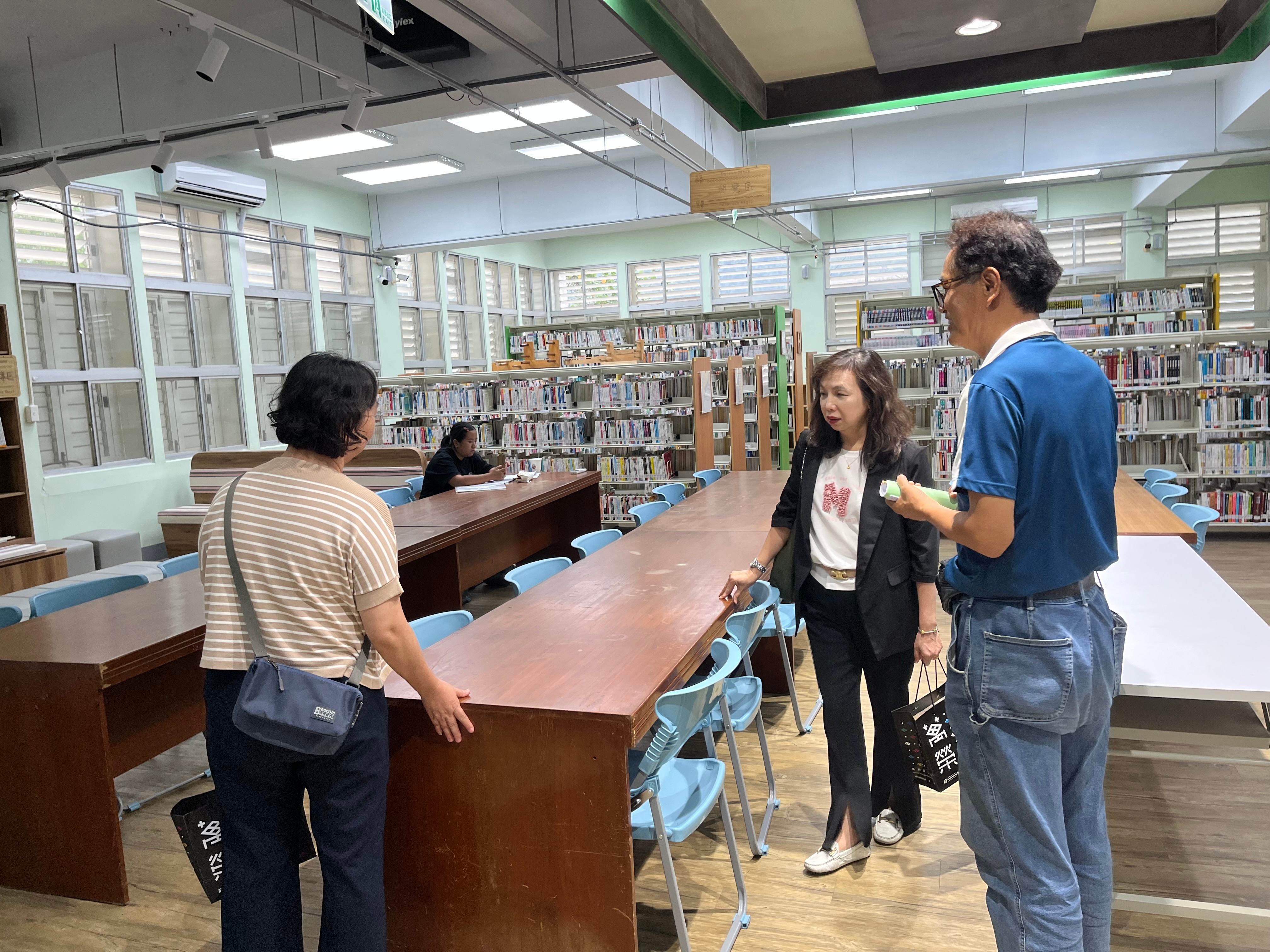 圖1 馬湘萍館長實地走訪花蓮瑞穗鄉立圖書館進行耐震案訪視