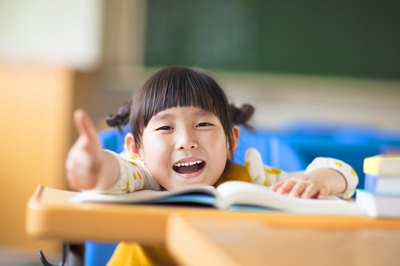 小孩開心閱讀示意圖