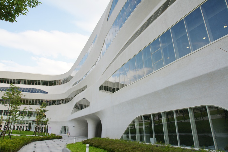 國資圖建築L型配置,充滿律動感的水平窗帶,活化整座建築載體 國資圖建築L型配置,充滿律動感的水平窗帶,活化整座建築載體