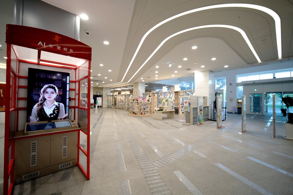 全國首位AI智慧館員「曉書」於國資圖一樓大廳提供讀者服務諮詢及館藏書籍推薦服務 全國首位AI智慧館員「曉書」於國資圖一樓大廳提供讀者服務諮詢及館藏書籍推薦服務
